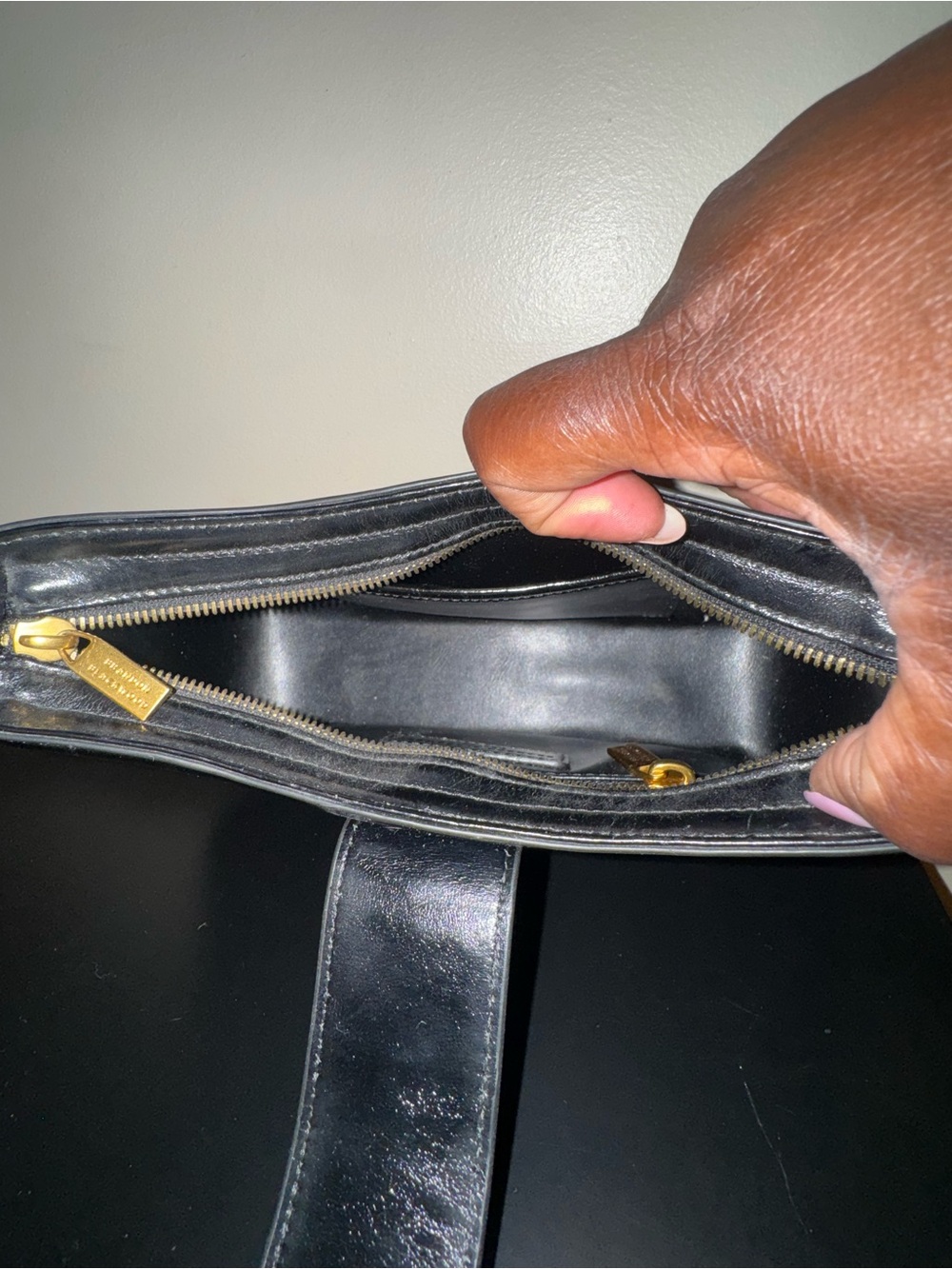 Brandon Blackwood Daphne Black Women's Shoulder Bag with Gold 'B' Accent - Picture 7 of 7